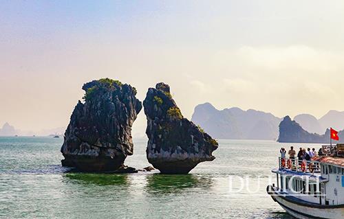 Vịnh Hạ Long là một trong những điểm du lịch hấp dẫn hàng đầu của Việt Nam